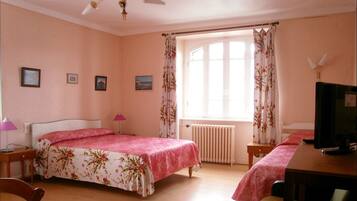 Ropa de cama de alta calidad, escritorio, cortinas opacas