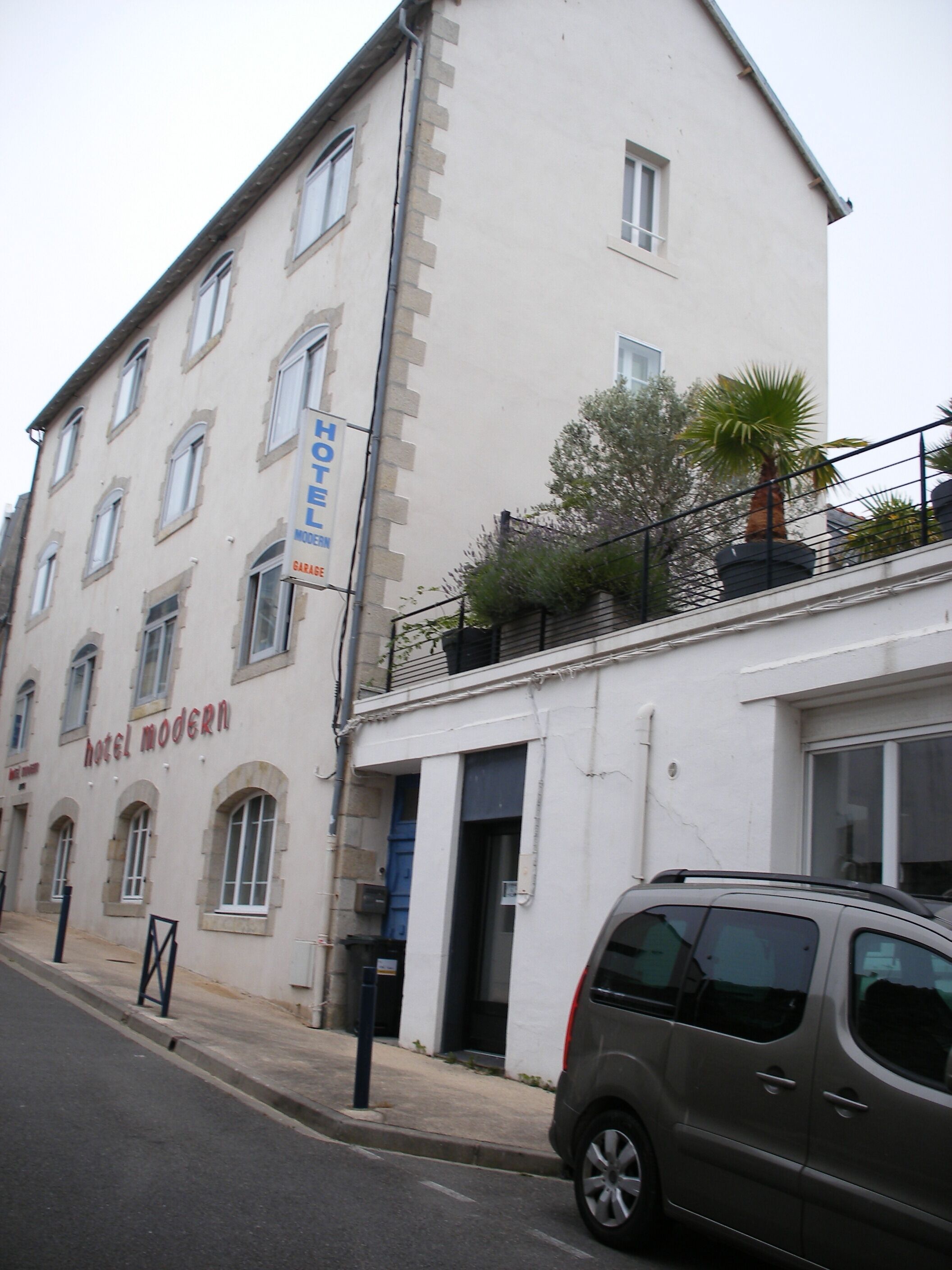 A building with a sign that reads "HOTEL MODERN."