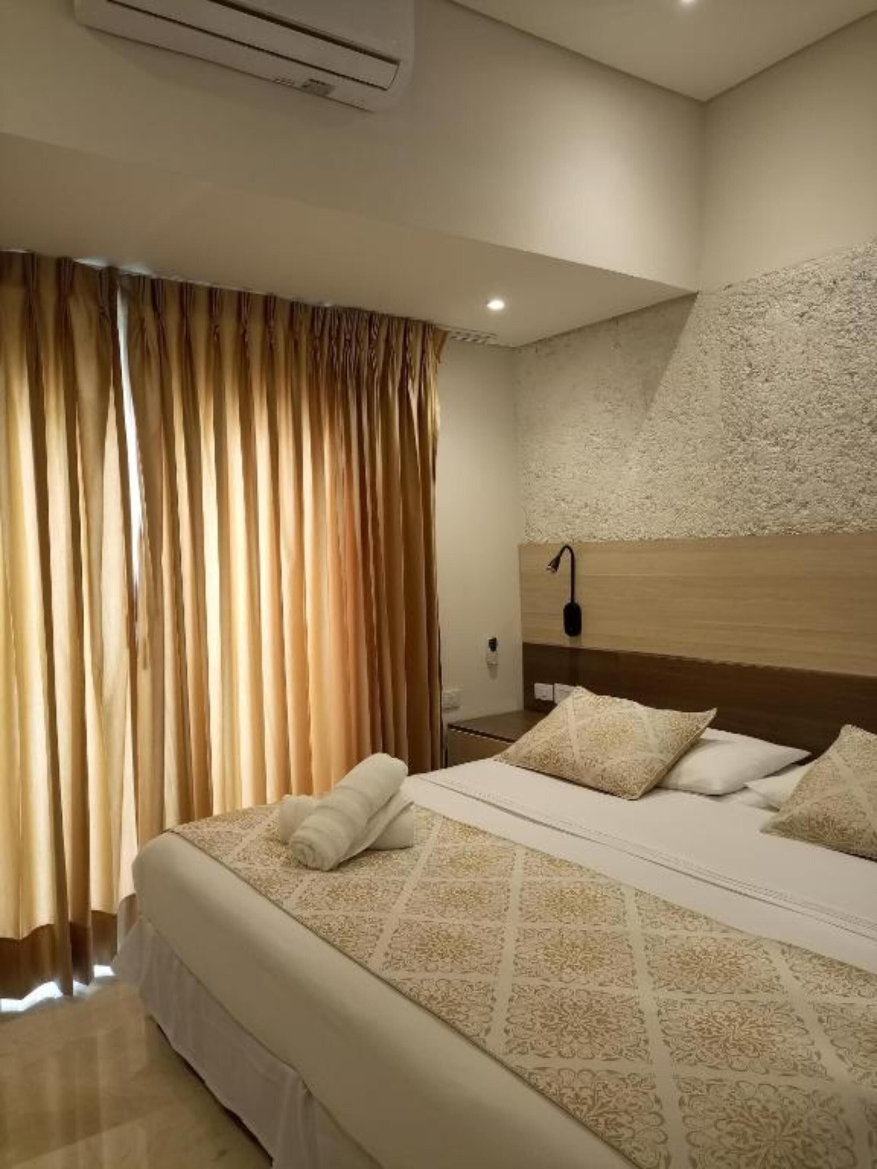 1 bilik tidur, bar mini, peti besi dalam bilik, meja 