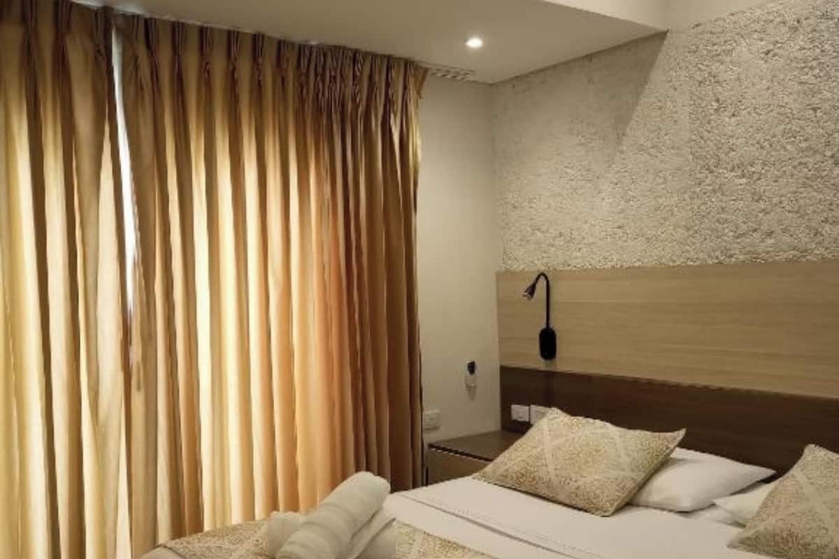Suite, balcón | 1 habitación, minibar, caja de seguridad en la habitación y escritorio