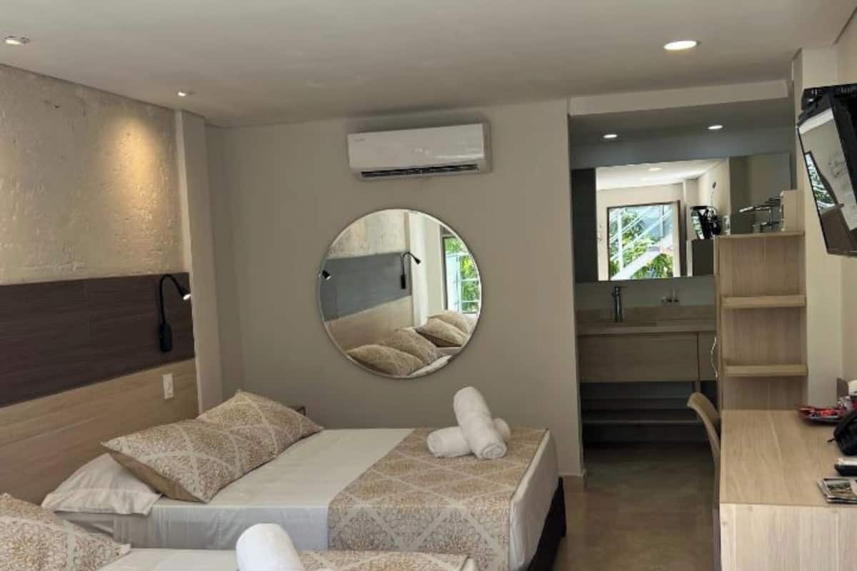 Habitación superior con 2 camas individuales | 1 habitación, minibar, caja de seguridad en la habitación y escritorio