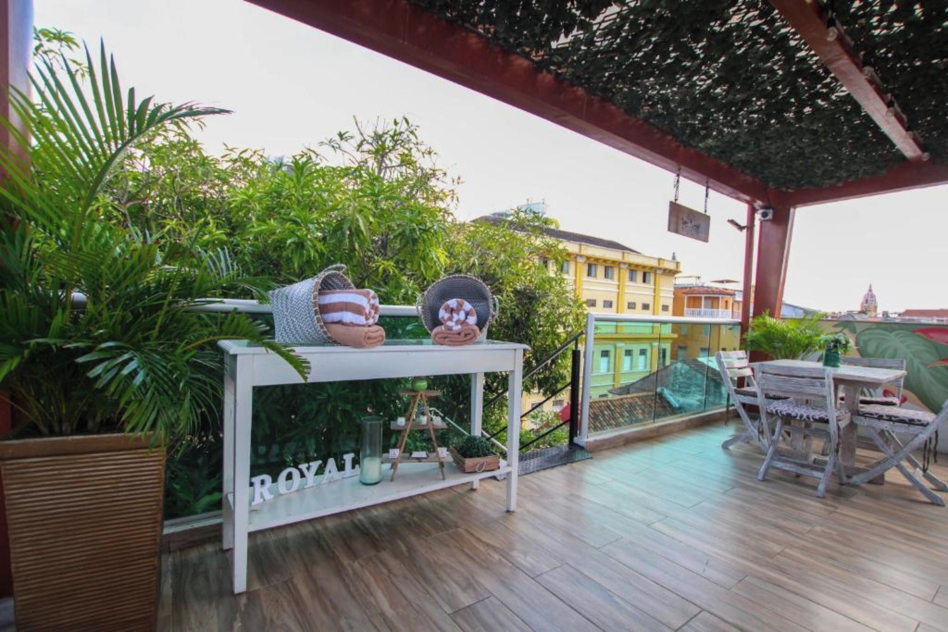 Un balcon avec une table blanche sur laquelle sont disposées des serviettes et une pancarte indiquant « ROYAL ».