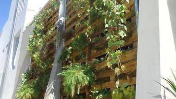 Un edificio con un jardín vertical en su fachada.