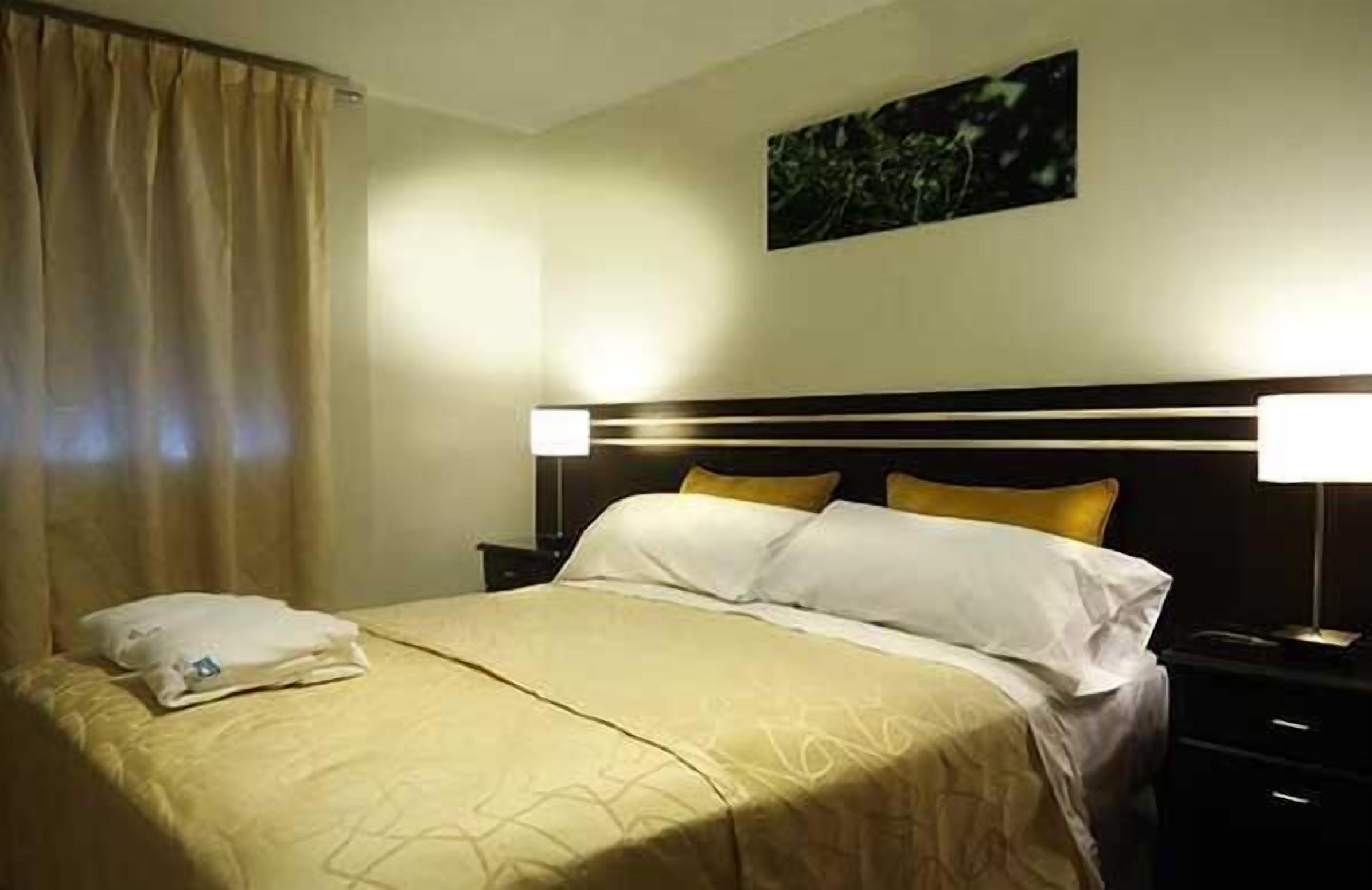 أغطية فراش متميزة وميني بار وخزنة داخل الغرفة ومكتب