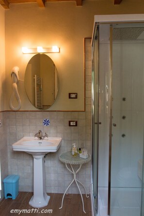 Chambre Deluxe double, sauna | Salle de bain | Douche, articles de toilette (gratuits), bidet, serviettes fournies