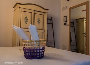 Quarto casal superior | Frigobar, escrivaninha, Wi-Fi de cortesia