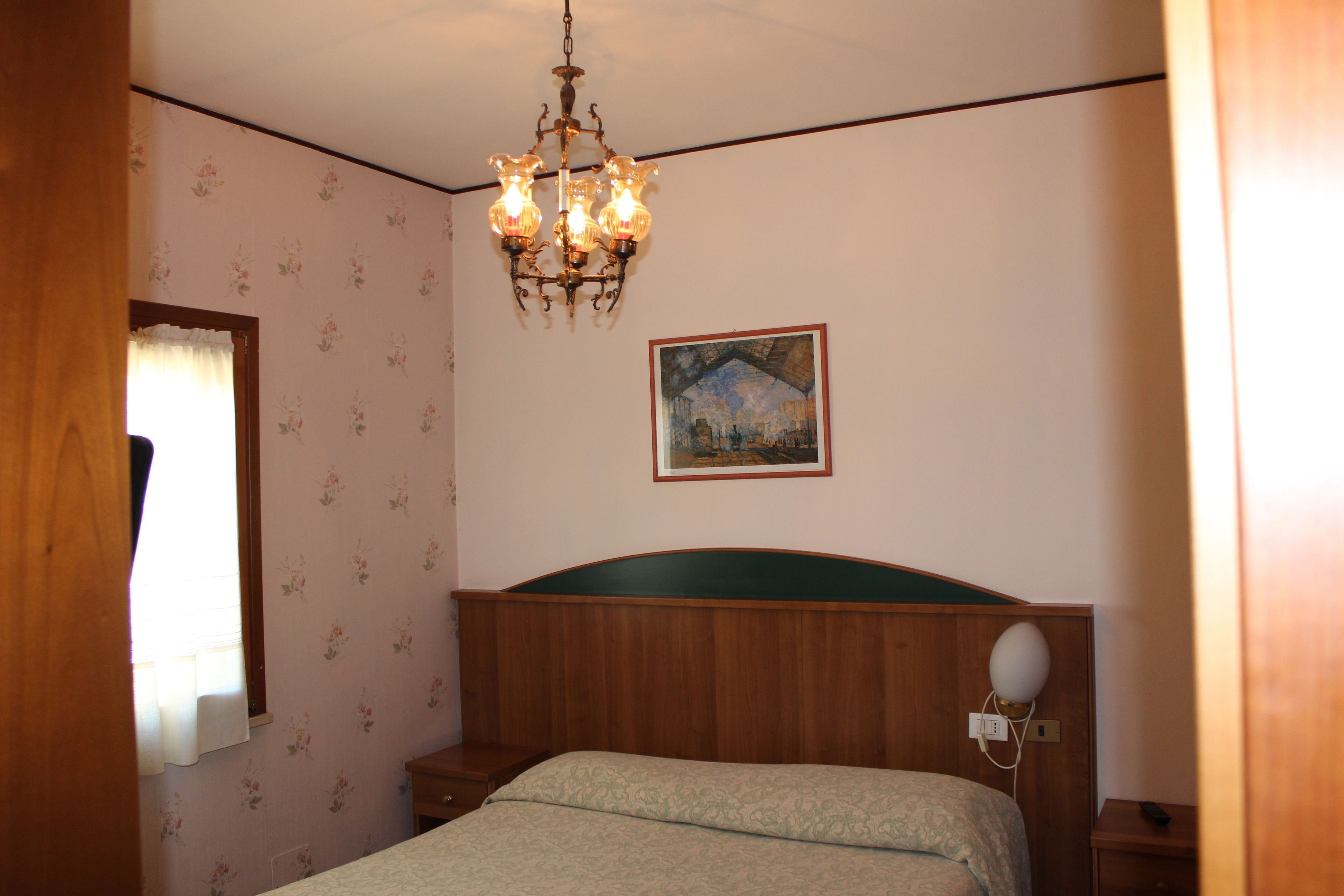 single room with french bed | 2 bedrooms, desk, soundproofing, free wifi