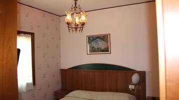 Single Room with French bed | Desk, soundproofing, free WiFi