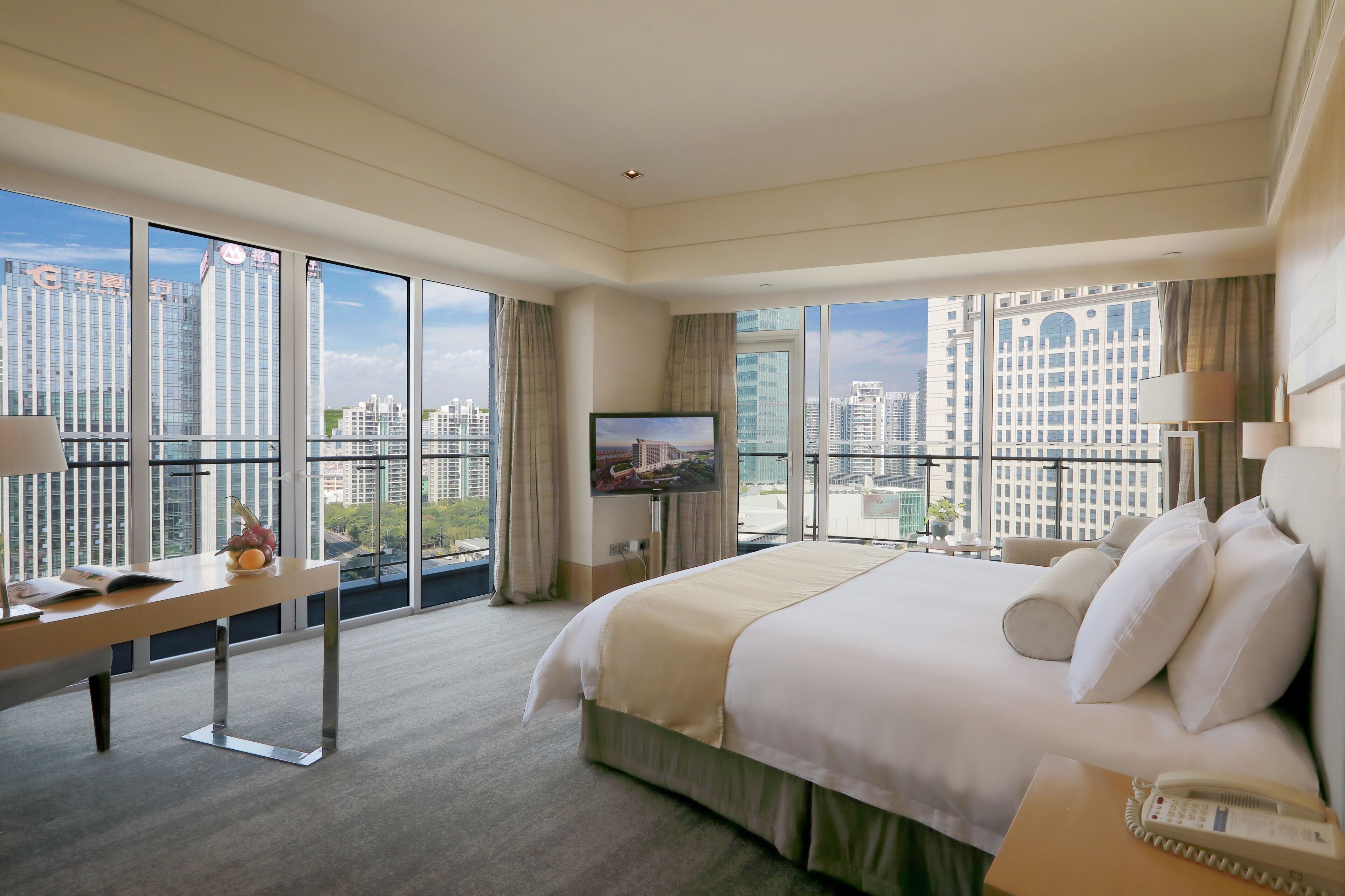 Superior CBD View Queen Room | Minibar, in-room safe, desk, soundproofing