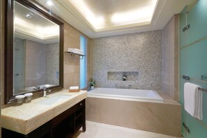 Deluxe VIP Seaview Suite | Bathroom