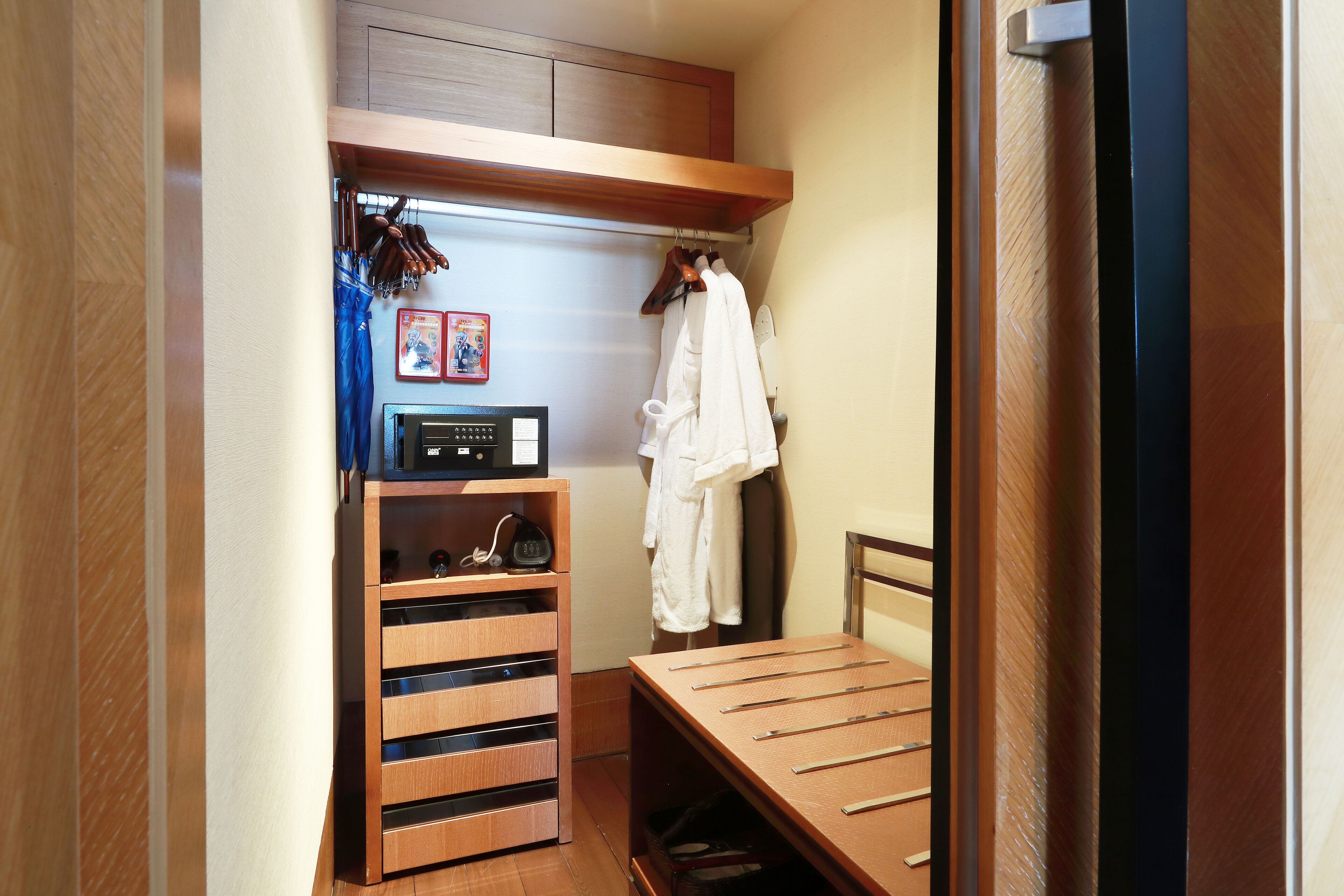 deluxe vip seaview suite | living area | tv