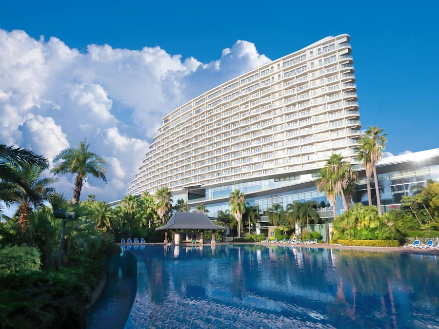 Een binnenzwembad, een seizoensgebonden buitenzwembad