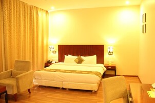 Cofres nos quartos, escrivaninha, cortinas blackout