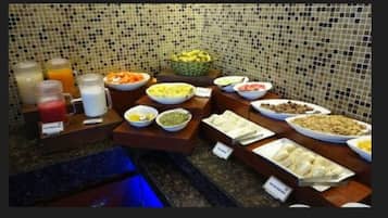 Desayuno buffet diario (INR 400 por persona)