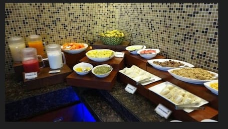 Daily buffet breakfast (INR 400 per person)