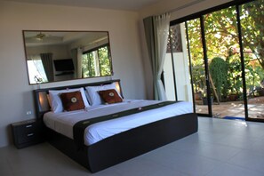 Deluxe Studio, 1 King Bed, Beachfront