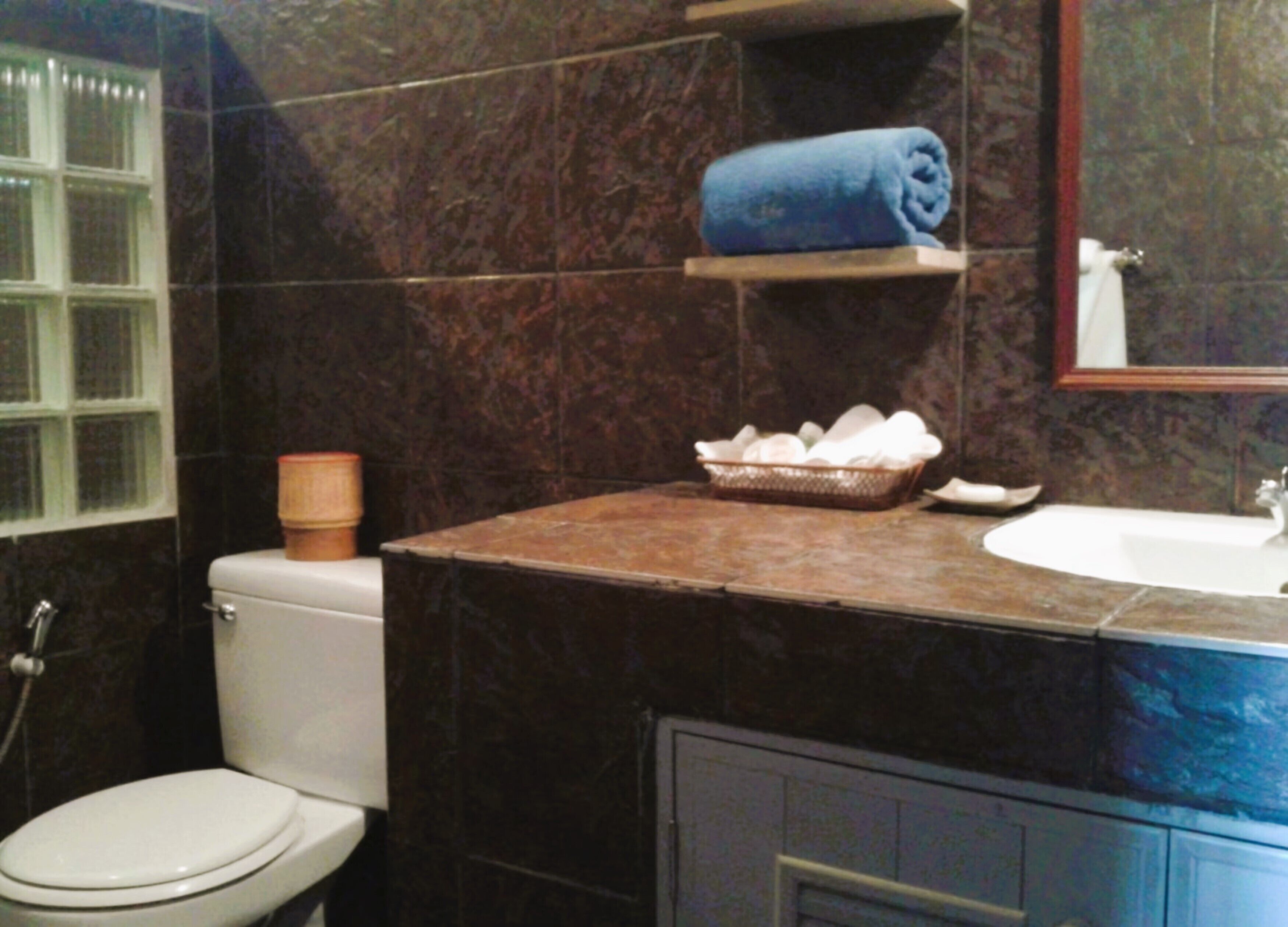 bungalow, beachside | bathroom | shower, free toiletries, hair dryer, slippers