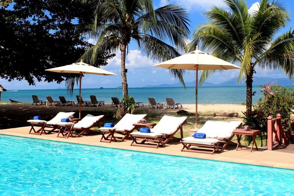 Outdoor pool, pool umbrellas, sun loungers - The Waterfront Hotel at Fisherman's Village (Koh Samui)