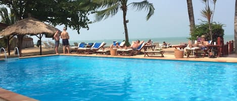 Piscine extérieure, parasols de plage, chaises longues