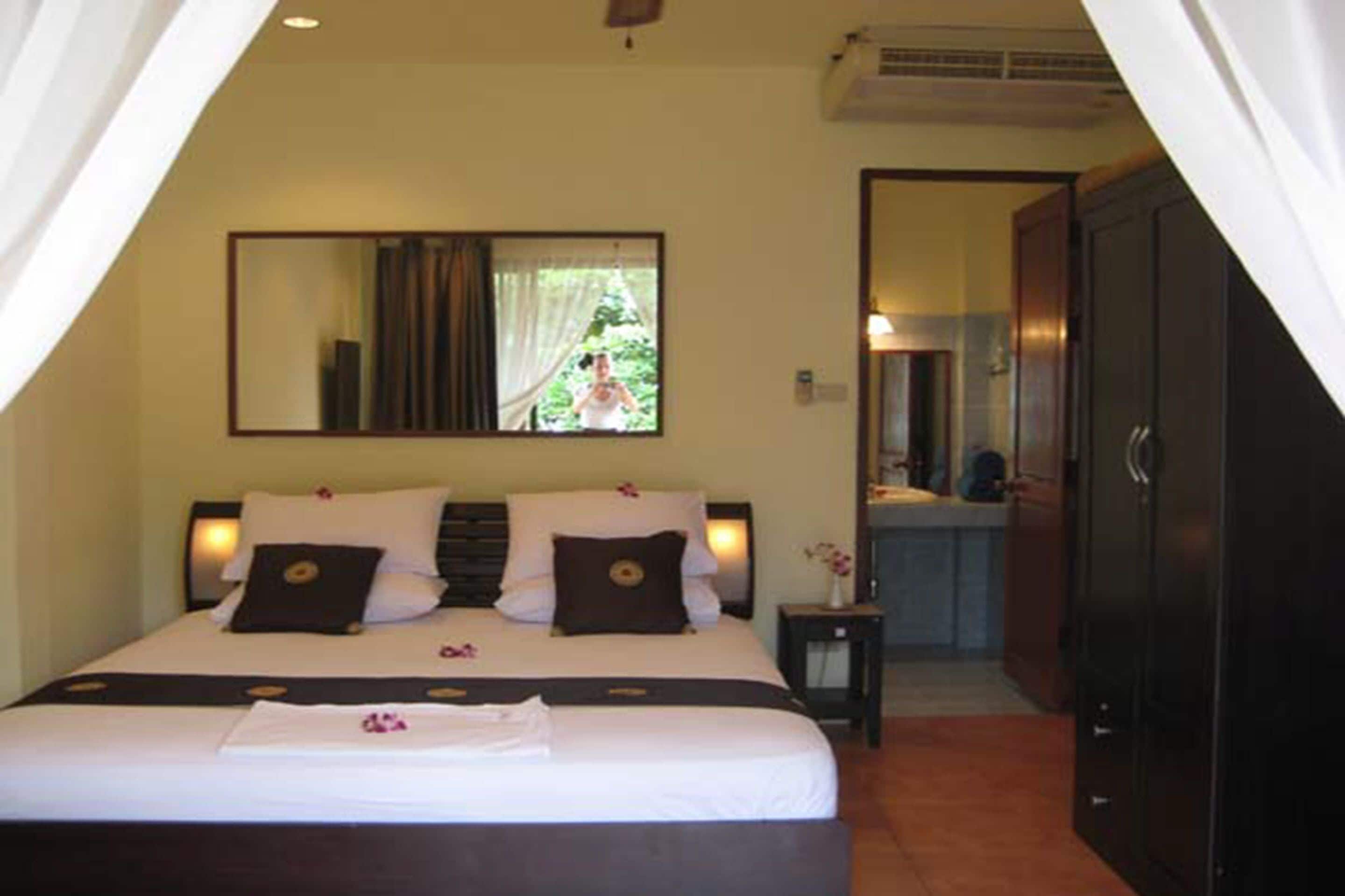 deluxe double room, 1 queen bed, sea view | 1 bedroom, premium bedding, select comfort beds, minibar