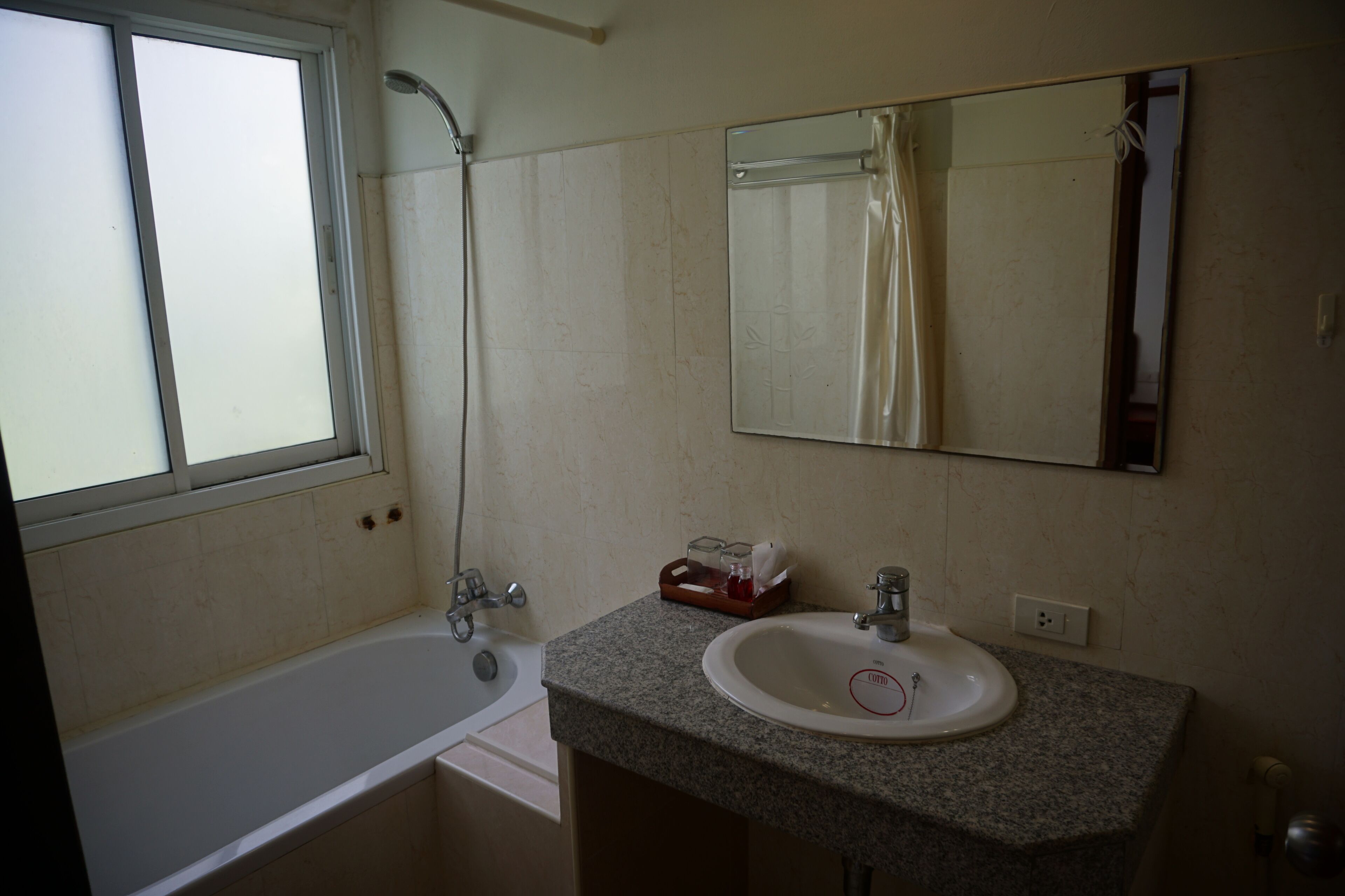 combined shower/bathtub, free toiletries, towels, soap