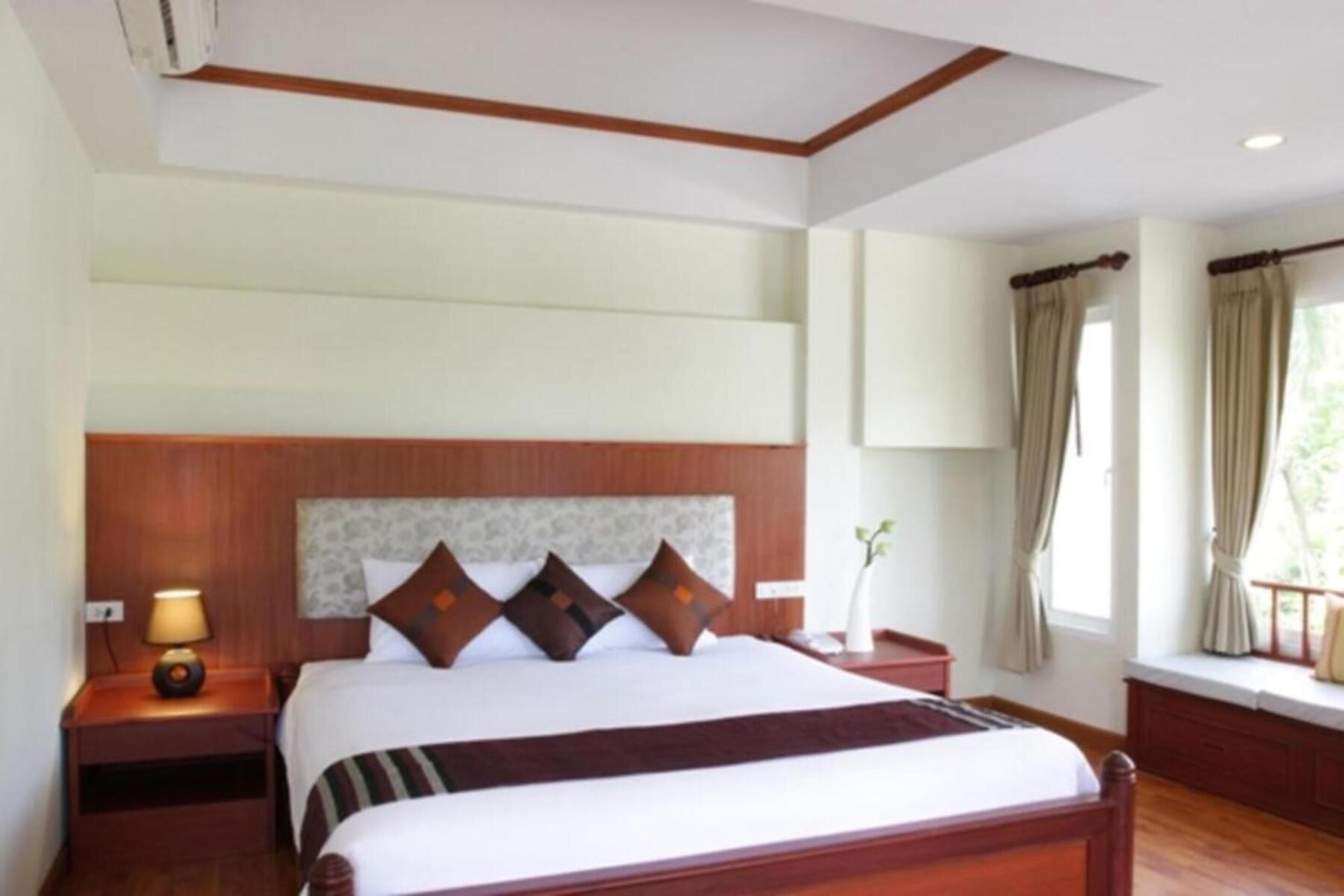 superior room, 1 queen bed | premium bedding, minibar, in-room safe, individually furnished