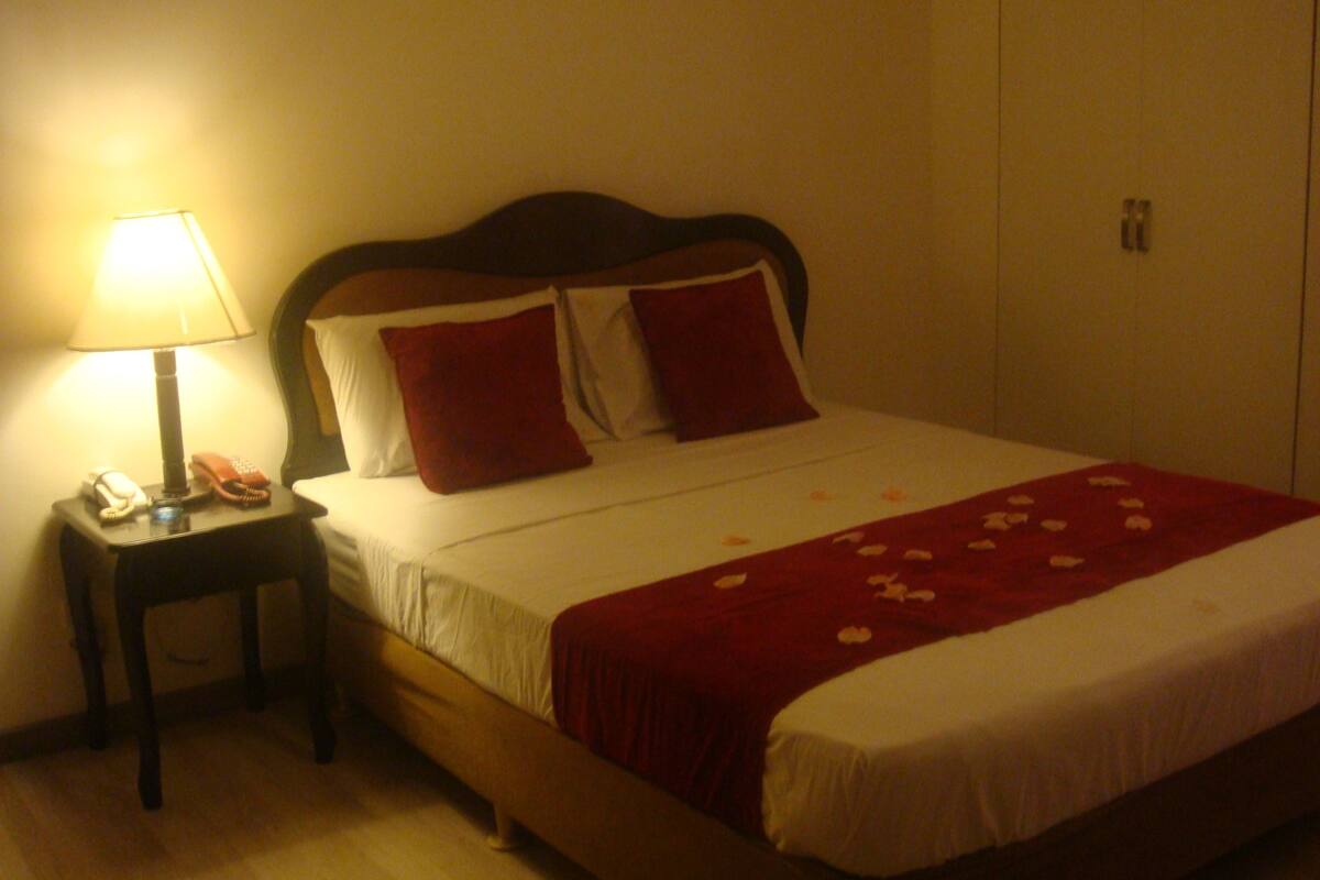 Standard Room, 1 Queen Bed | In-room safe, individually furnished, desk, blackout curtains