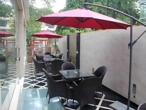 Outdoor dining - Madhuban Hotel (New Delhi)