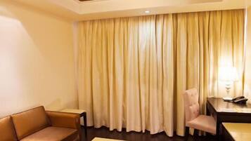 Deluxe Room | Living room | 32-inch LCD TV with digital channels, TV