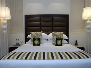 Premium bedding, in-room safe, desk, iron/ironing board - Madhuban Hotel (New Delhi)