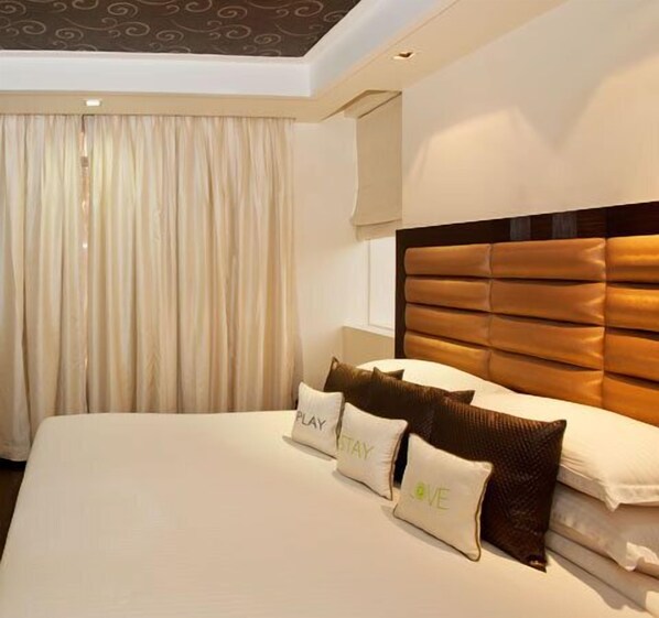 Deluxe Room | Premium bedding, in-room safe, desk, iron/ironing board - Madhuban Hotel (New Delhi)