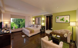 Minibar, caja de seguridad en la habitación y escritorio 