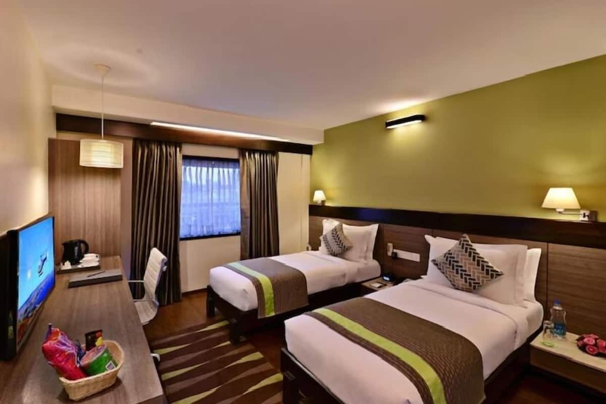 Standard Twin Room | Minibar, in-room safe, desk, soundproofing