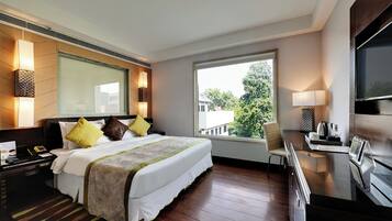 Executive Room | Minibar, in-room safe, desk, soundproofing