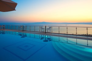 Una piscina al aire libre de temporada