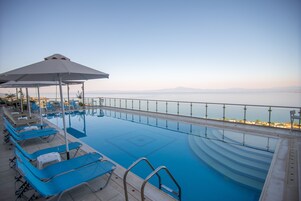 Una piscina al aire libre de temporada