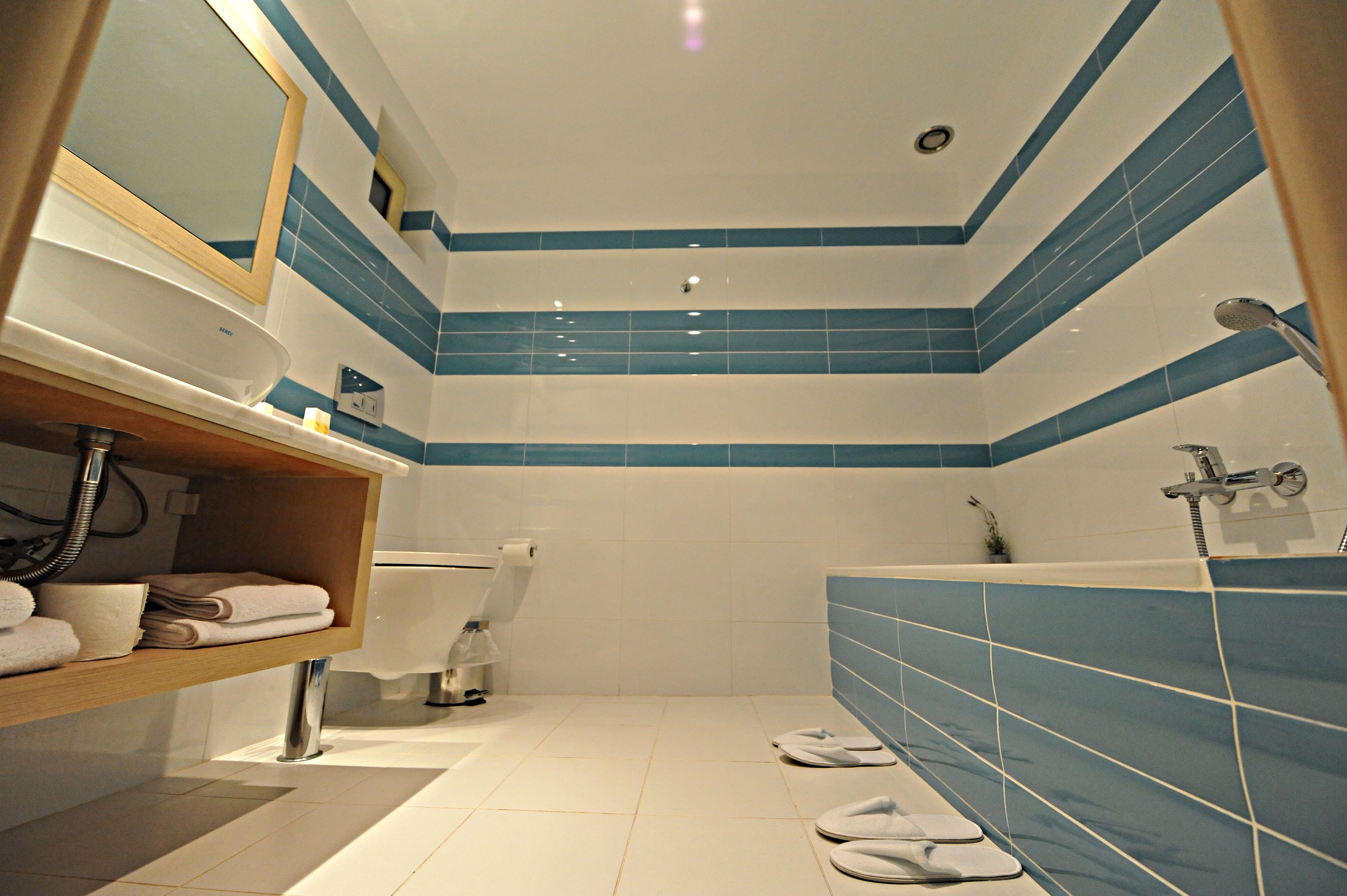 Un baño con lavamanos, inodoro y bañera.