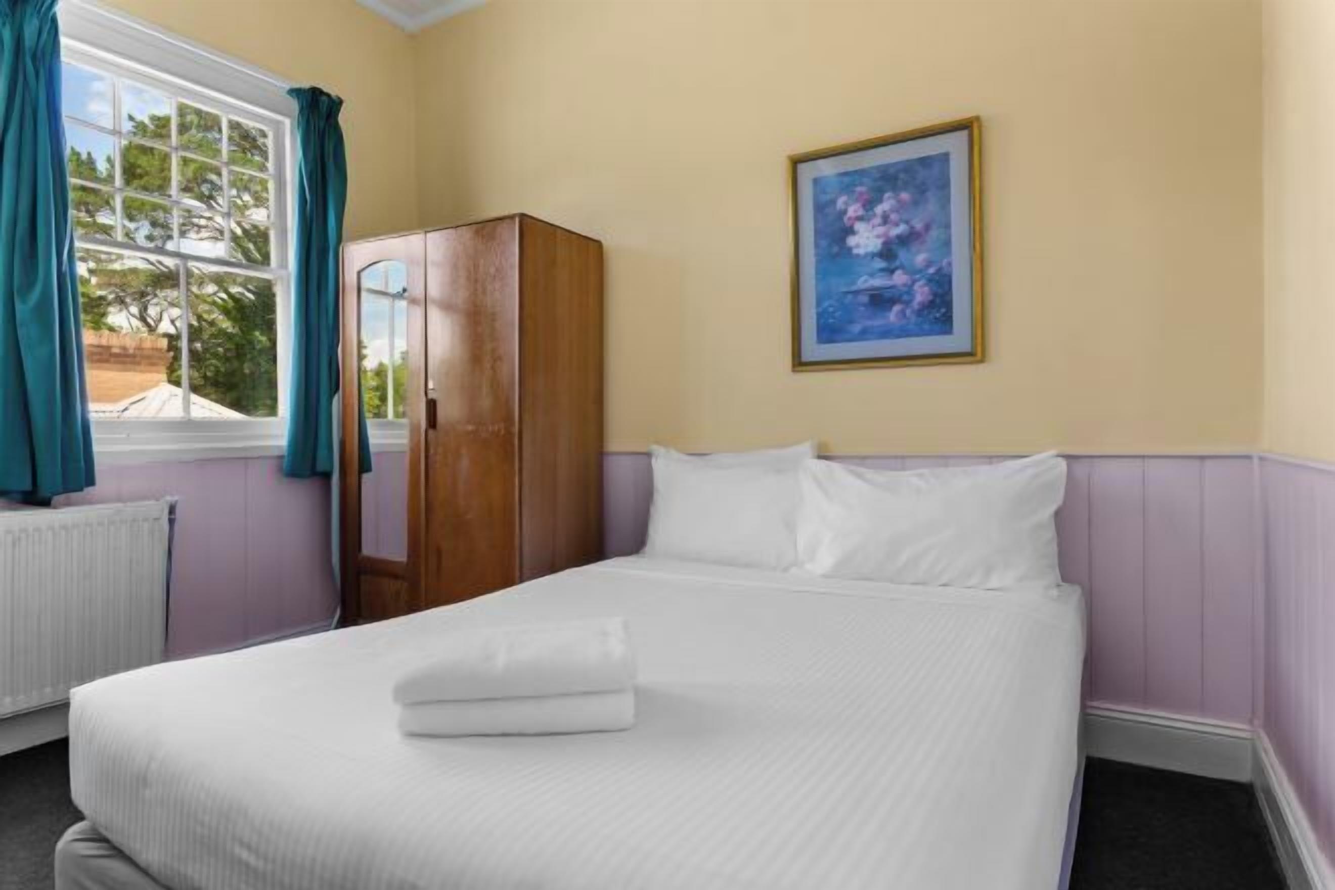 Minibar, decoración personalizada y cortinas blackout 