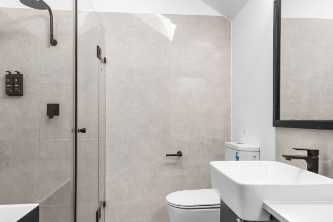 Bathroom | Separate tub and shower, jetted tub, free toiletries, hair dryer