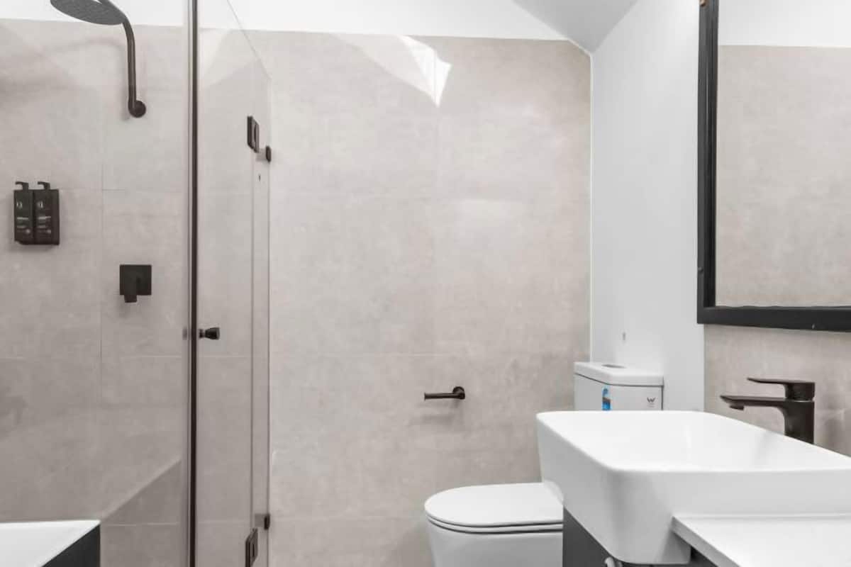 Badezimmer | Dusche, kostenlose Toilettenartikel, Haartrockner