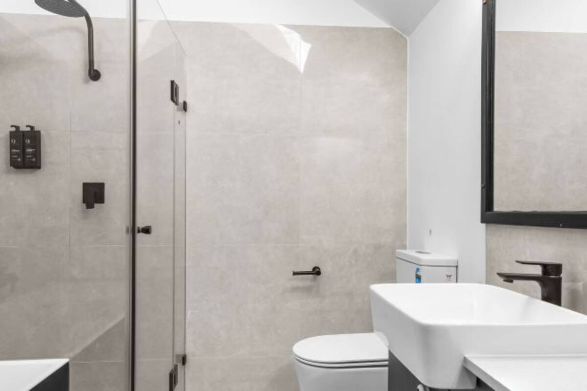 Bathroom | Separate tub and shower, jetted tub, free toiletries, hair dryer