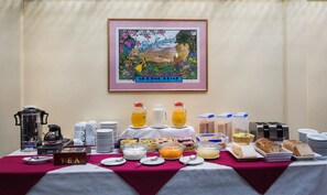 Free daily continental breakfast  - La Maison Boutique (Katoomba)