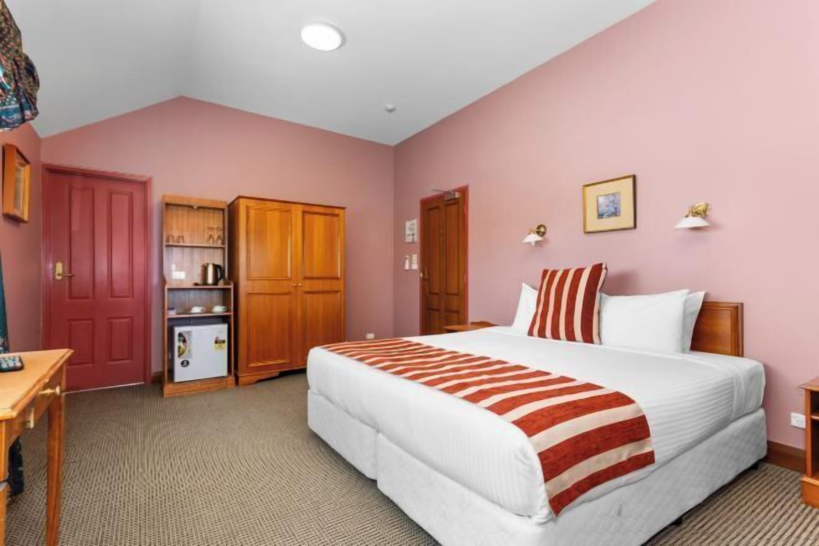 Minibar, decoración personalizada y cortinas blackout 