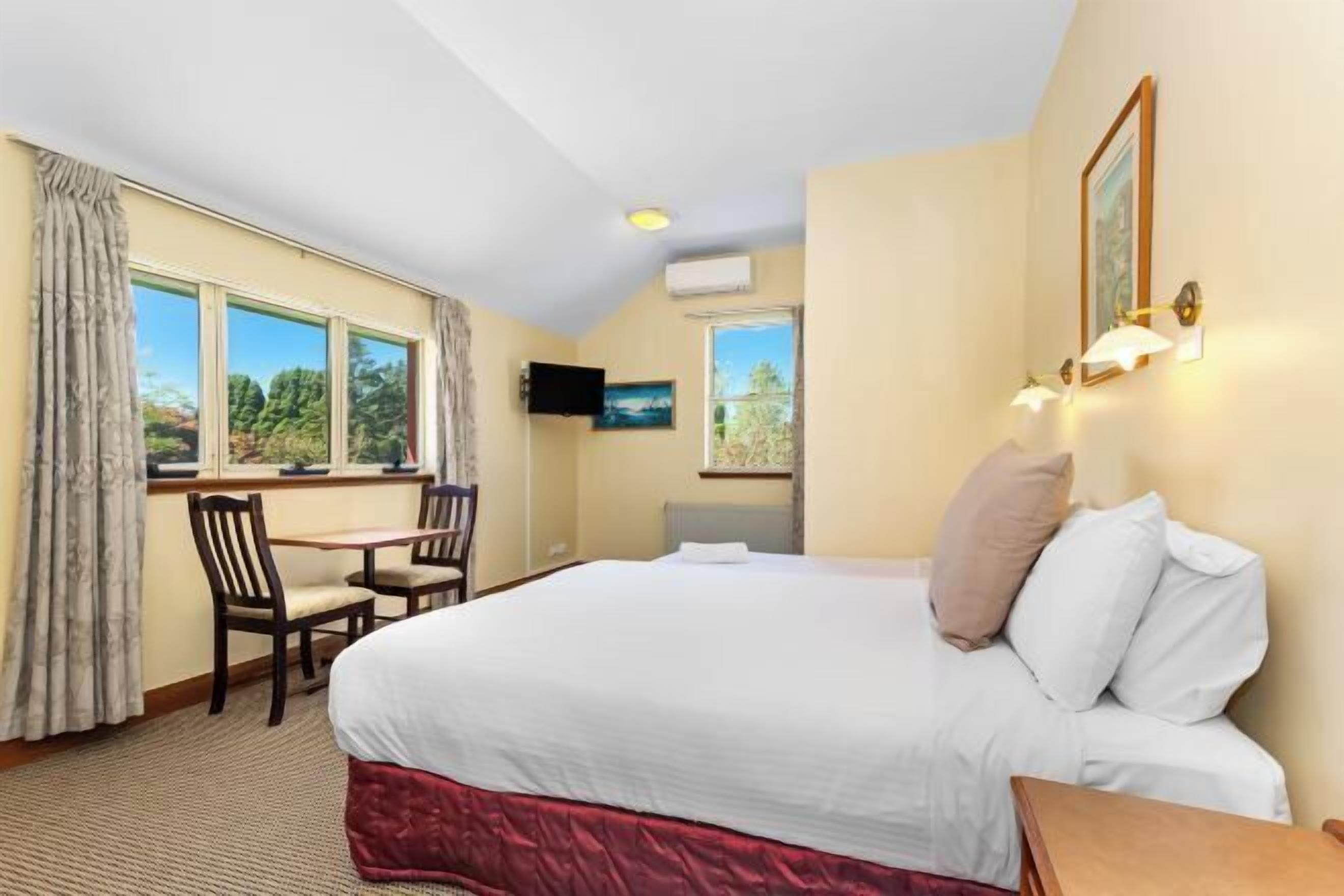 Minibar, decoración personalizada y cortinas blackout 