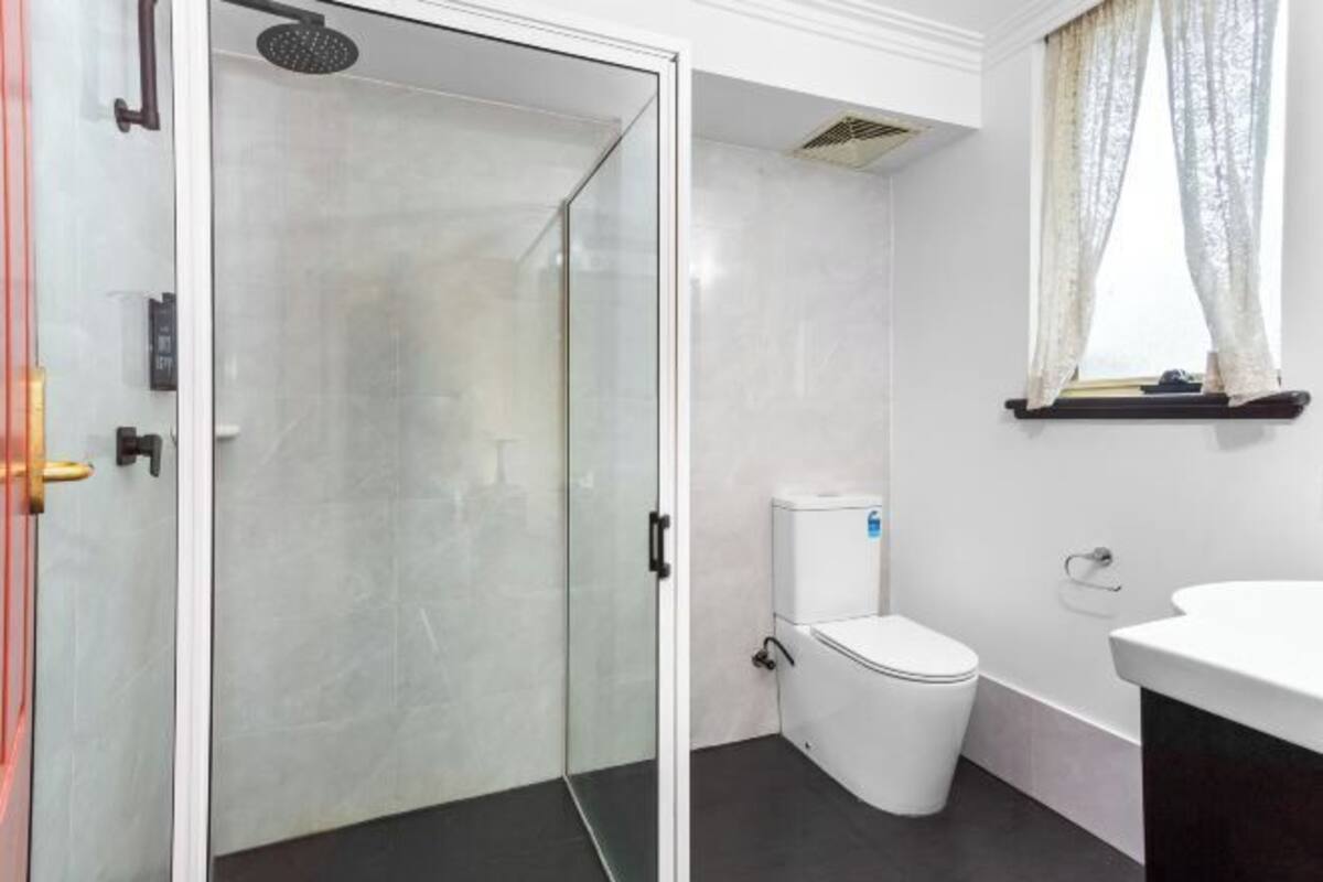 Bathroom | Separate tub and shower, jetted tub, free toiletries, hair dryer