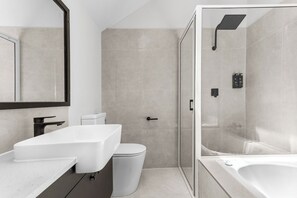 Een douche, gratis toiletartikelen, een haardroger