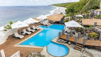 2 outdoor pools, pool loungers