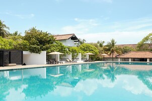 Outdoor pool, pool umbrellas, sun loungers