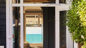 Una puerta que da a una habitación con vistas al mar.