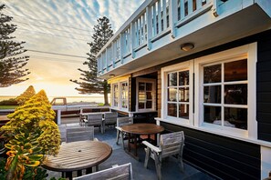 Outdoor dining - Kaikoura Boutique Hotel (Kaikoura)